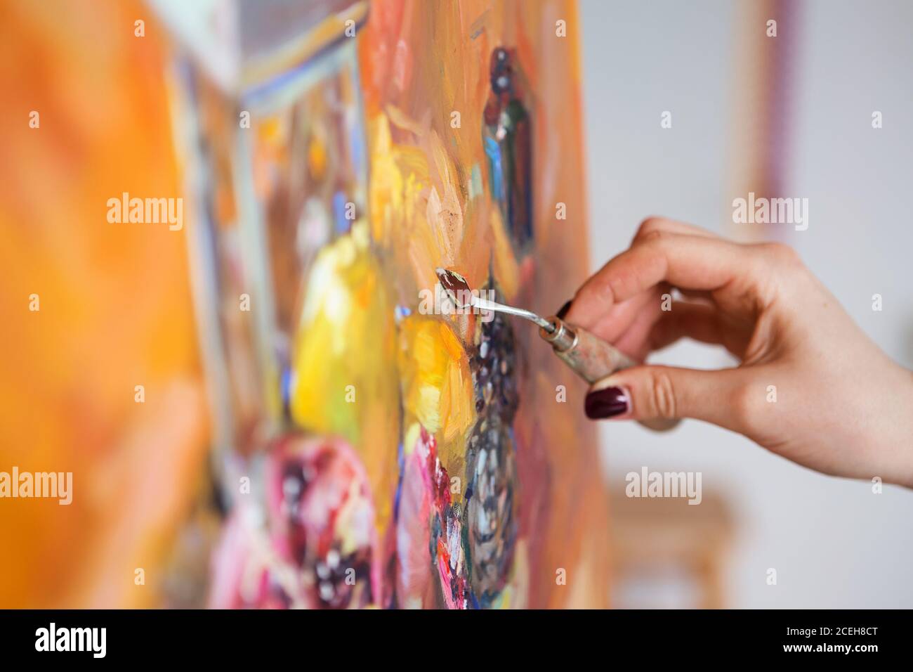 l'artiste peint une image de peinture à l'huile avec une palette de couteau de gros plan Banque D'Images