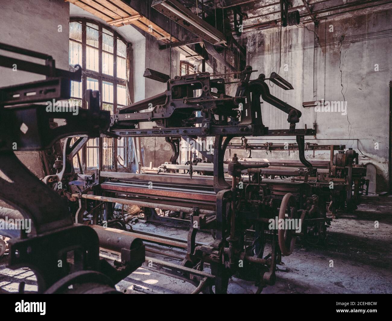 Différentes anciennes machines industrielles rouillées dans une usine abandonnée. Banque D'Images