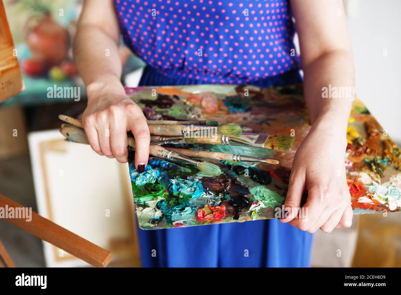 artistes pinceaux et peintures à l'huile sur une palette de bois. macro palette d'artiste, texture peinture à l'huile mélangée dans différentes couleurs et saturation. palette avec pa Banque D'Images