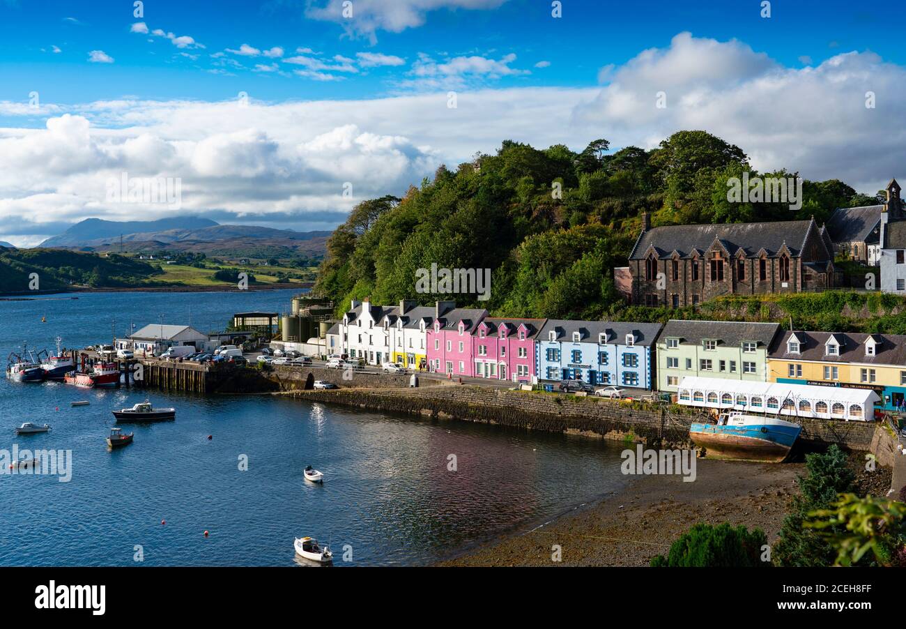 Vue sur le port et les maisons colorées de Portree sur l'île de Skye, Écosse, Royaume-Uni Banque D'Images