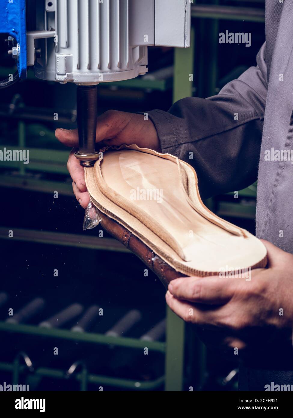Un cordonnier de sexe masculin travaillant sur un seul, flexion - clouer  les clous avec une pince de chaussures Photo Stock - Alamy