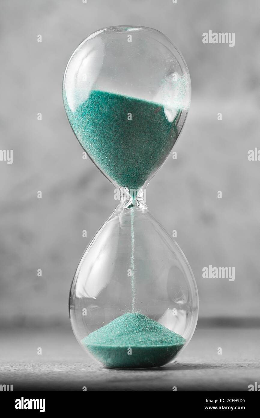Horloge en verre de verre ancien style classique. Un sablier, un sablier  moderne ou un sablier indiquant la dernière seconde ou dernière minute ou  le délai d'attente. Wi Photo Stock - Alamy