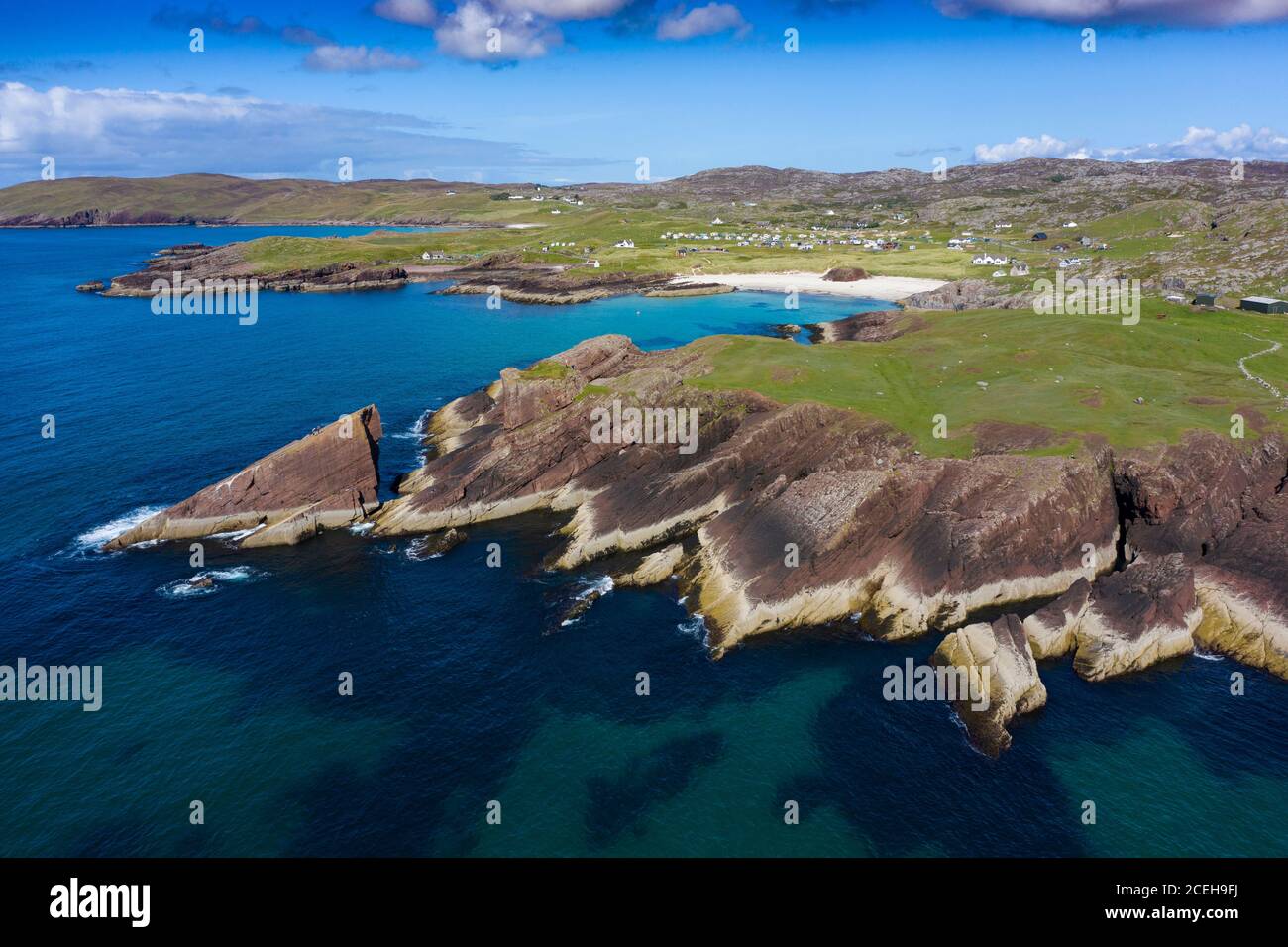 Vue aérienne des falaises de la mer à Clachpéage à Sutherland, région des Highlands d'Écosse, Royaume-Uni Banque D'Images