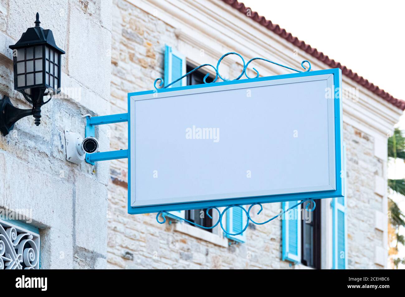 Affiche de magasin bleue avec mur en pierre brillant jour. Banque D'Images