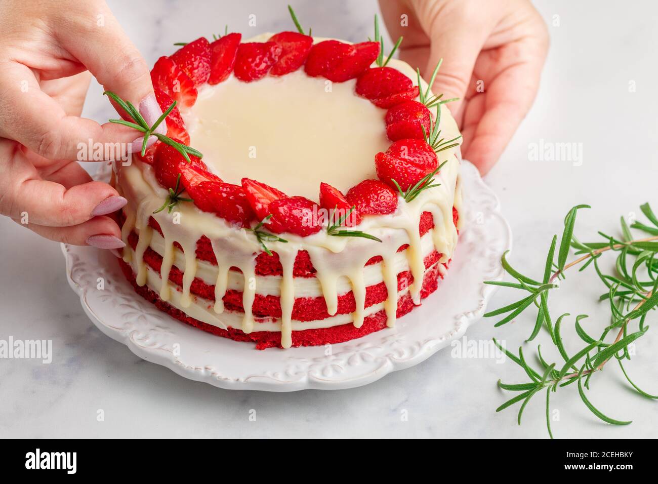 Gateau De Velours Rouge Maison Avec Chocolat Blanc Fraises Fraiches Et Romarin Delicieux Dessert Gastronomique Dans Une Assiette Blanche Sur Une Surface En Marbre A Proximite Photo Stock Alamy