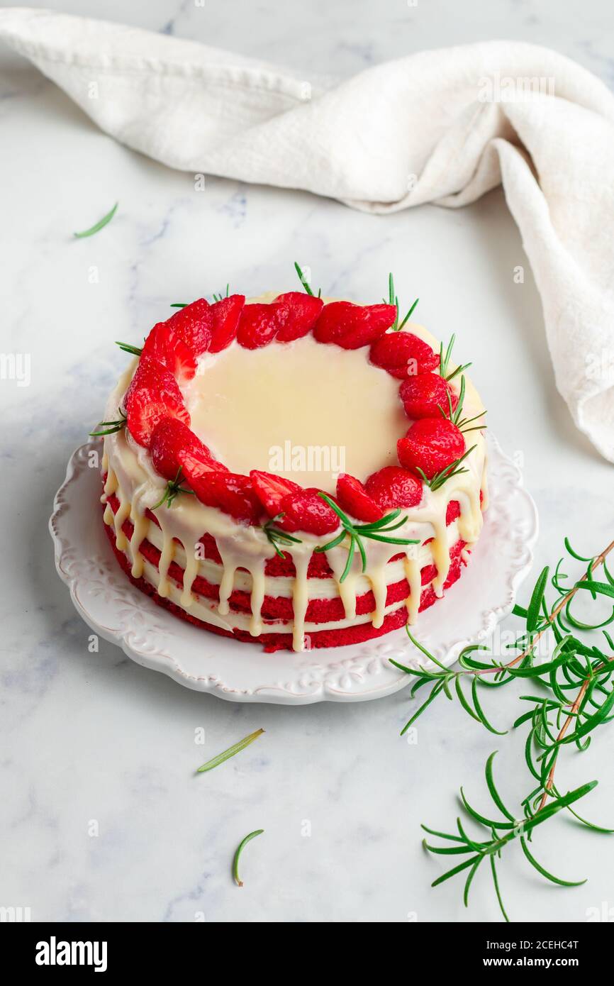 Gateau De Velours Rouge Maison Avec Chocolat Blanc Fraises Fraiches Et Romarin Delicieux Dessert Gastronomique Dans Une Assiette Blanche Sur Une Surface En Marbre A Proximite Photo Stock Alamy