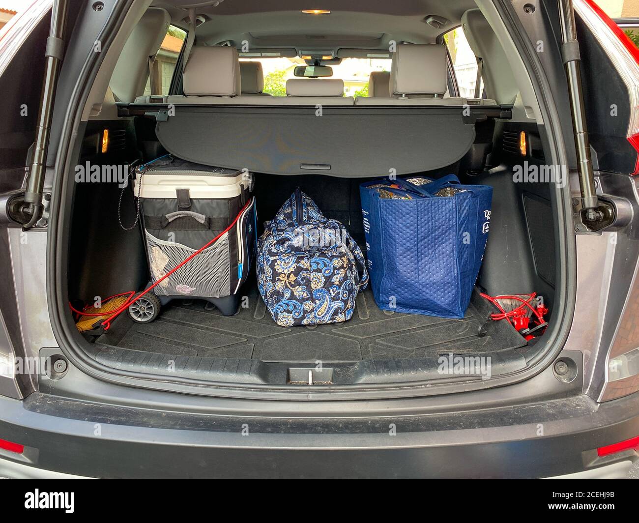 Coffre de voiture rempli d'une valise et d'une glacière prêts pour un  voyage en voiture. Concept voyageant en voiture Photo Stock - Alamy
