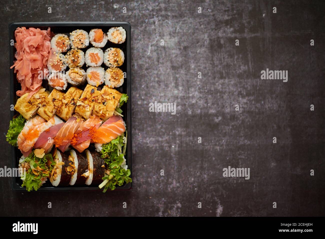 Plateau en plastique à emporter pour sushi avec différents types de rouleaux et d'espace de copie. Concept de plats à emporter. Banque D'Images