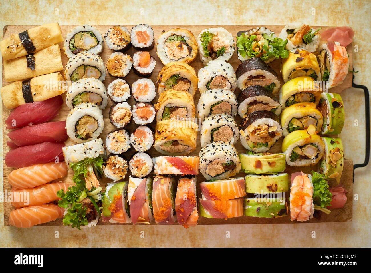 Au-dessus de la vue de divers sushis et des petits pains placés sur des planches de bois. Fête de la cuisine japonaise Banque D'Images