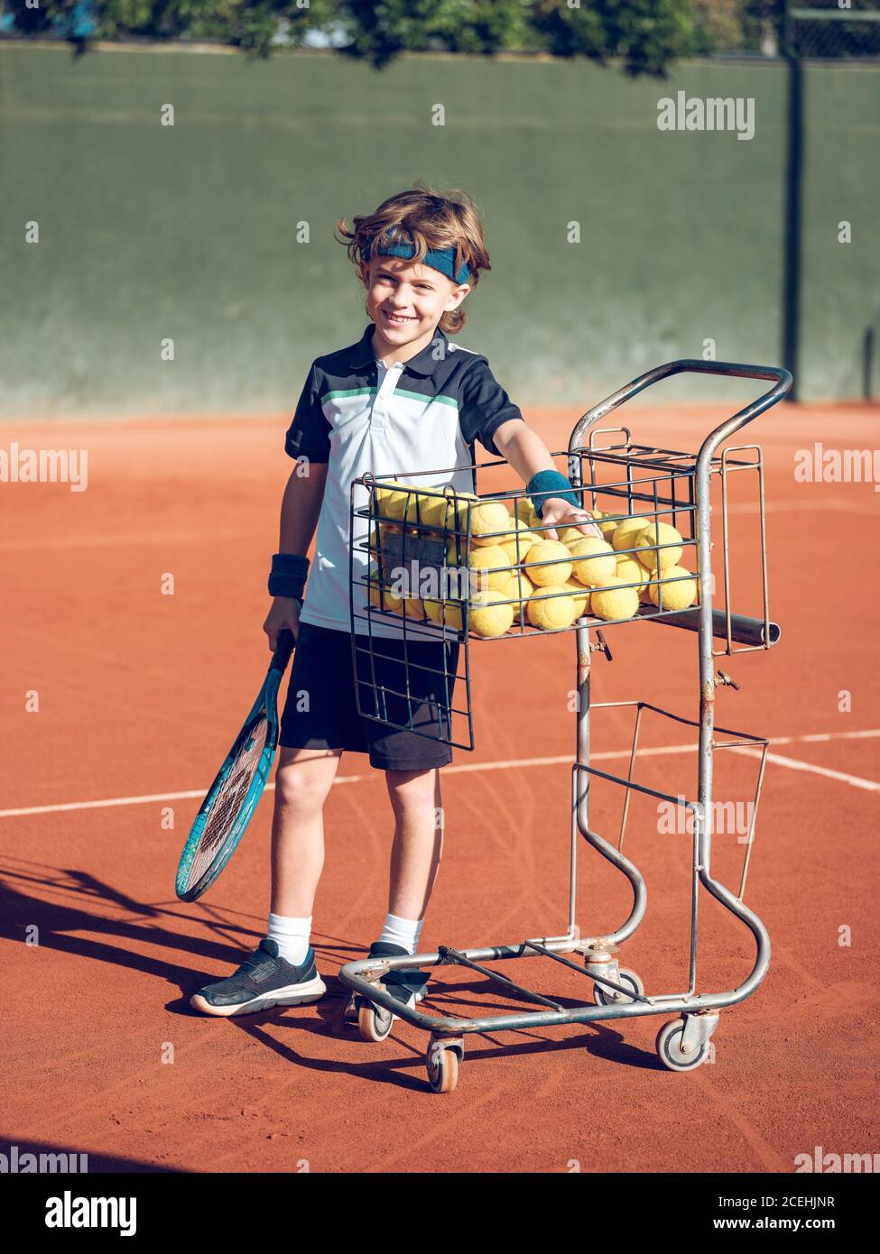 Enfant Ramasser Des Balles Après Un Match De Tennis Sur Un Terrain