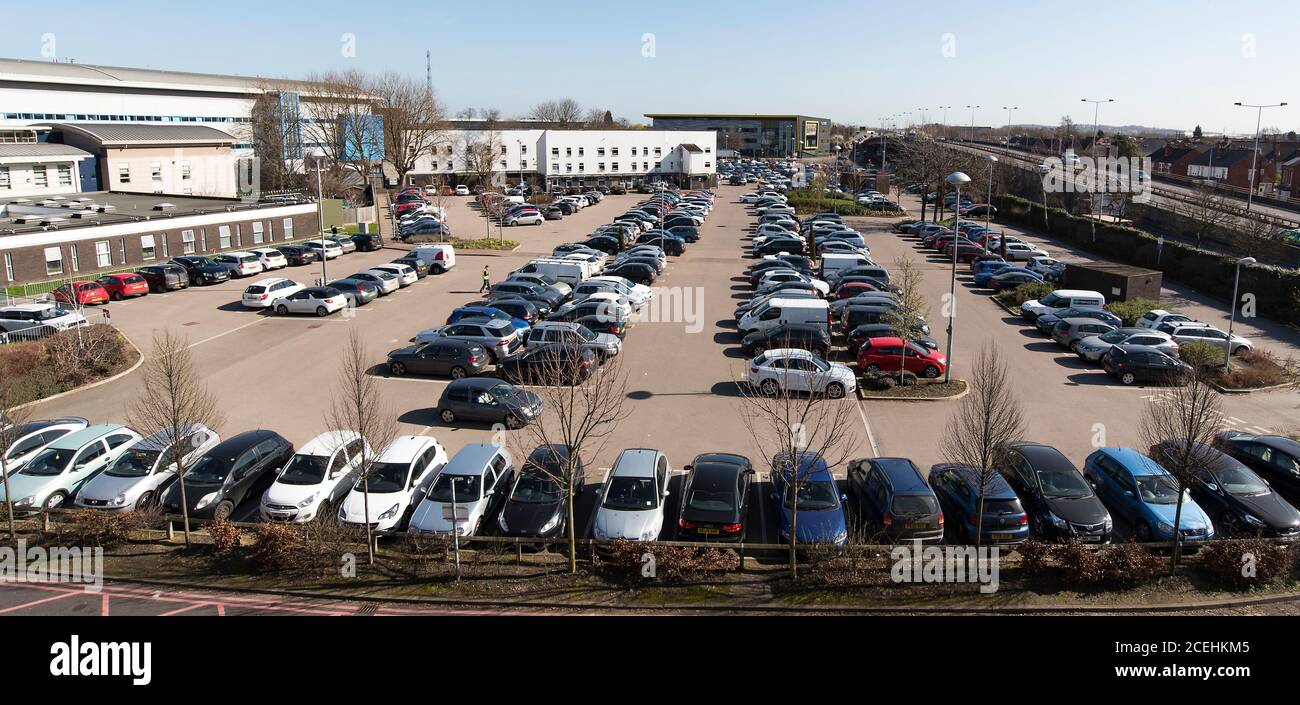Voitures dans un parking d'hôpital Banque D'Images