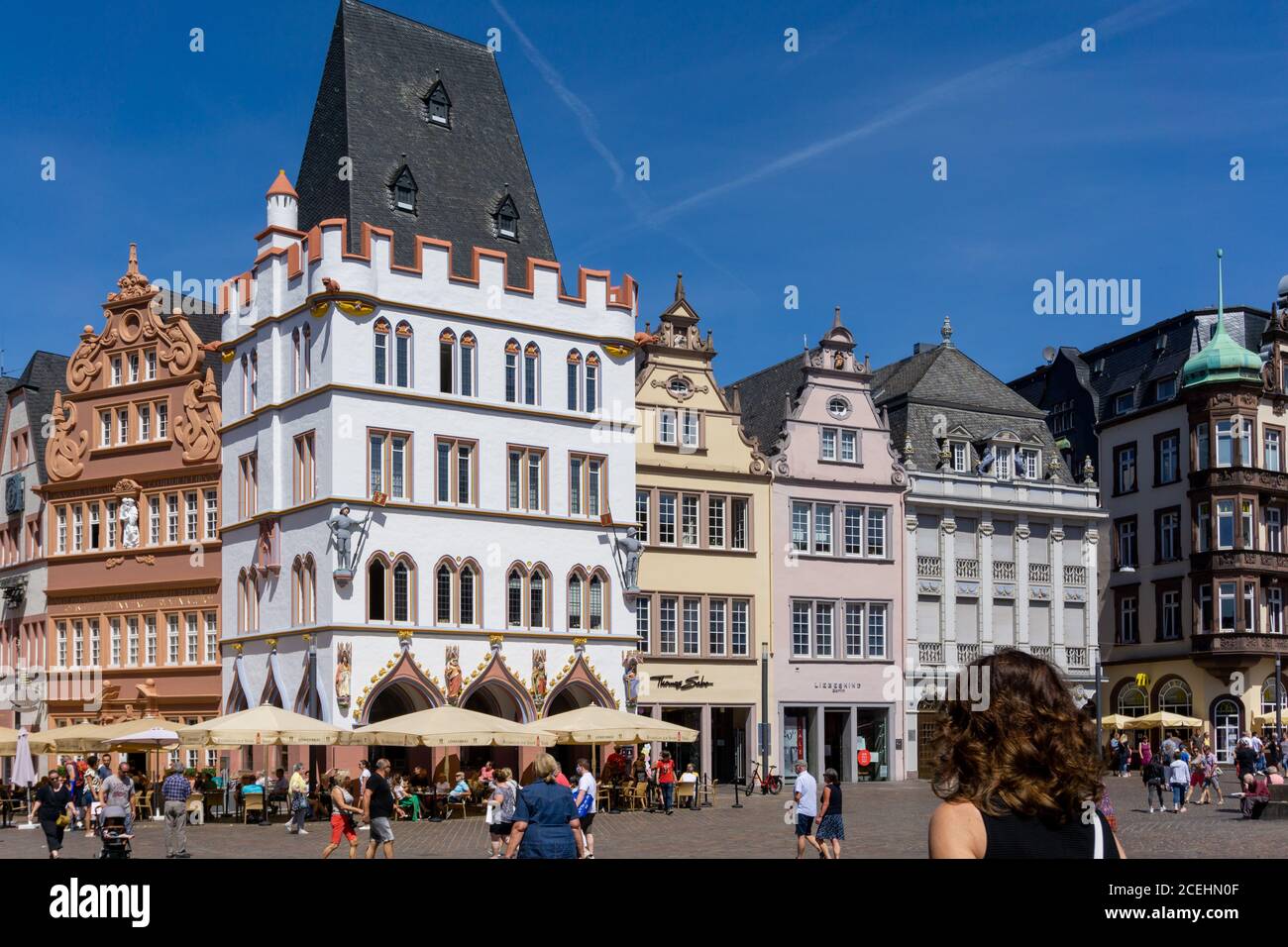 Trèves, RP / Allemagne - 29 juillet 2020 : vue sur la place Hauptmarkt dans la vieille ville historique de Trèves sur la Moselle Banque D'Images