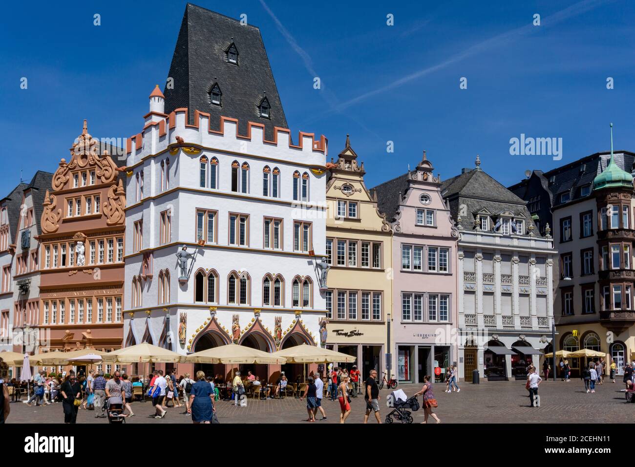 Trèves, RP / Allemagne - 29 juillet 2020 : vue sur la place Hauptmarkt dans la vieille ville historique de Trèves sur la Moselle Banque D'Images