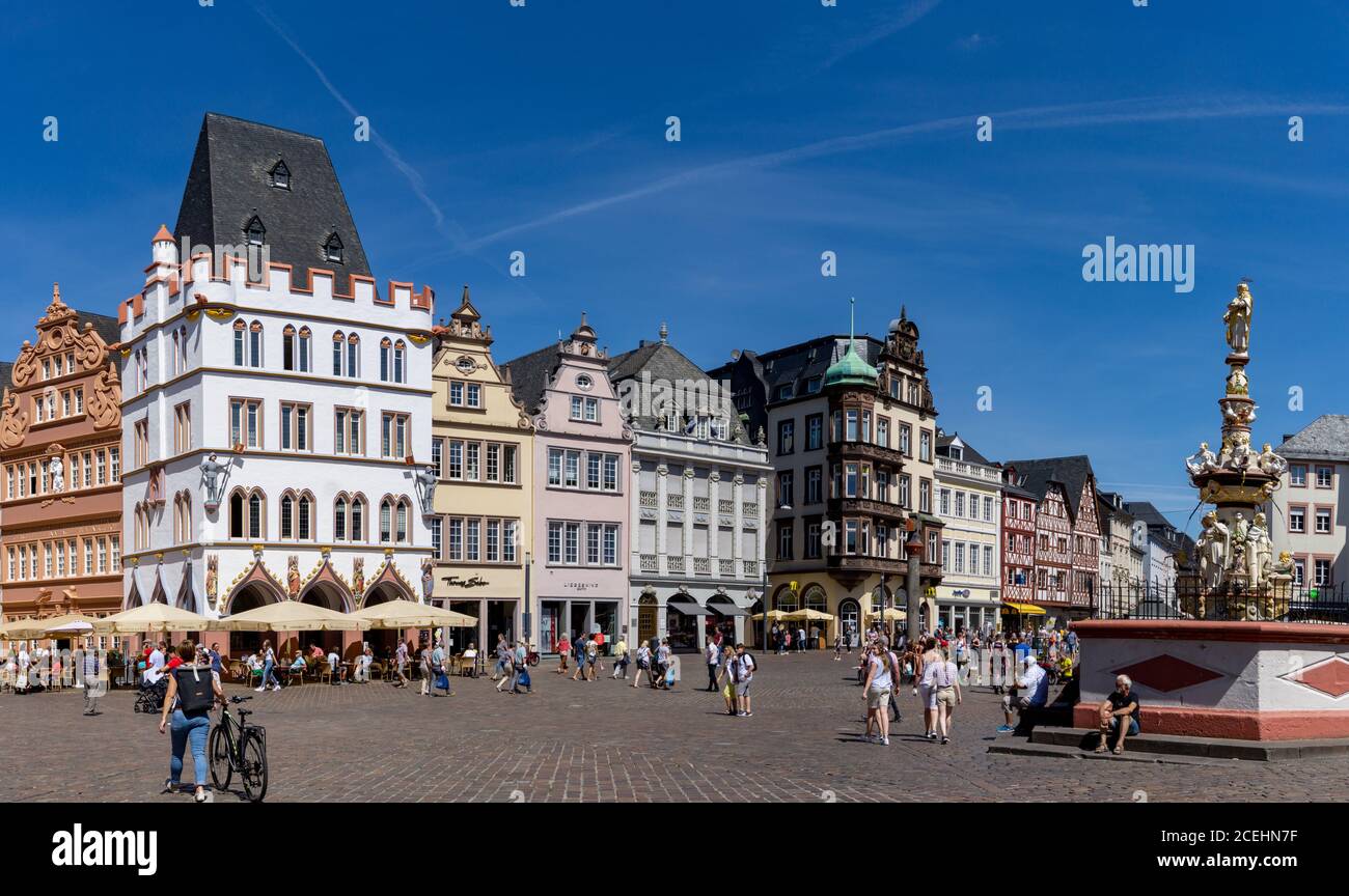 Trèves, RP / Allemagne - 29 juillet 2020 : vue panoramique sur la place Hauptmarkt dans la vieille ville historique de Trèves sur la Moselle Banque D'Images