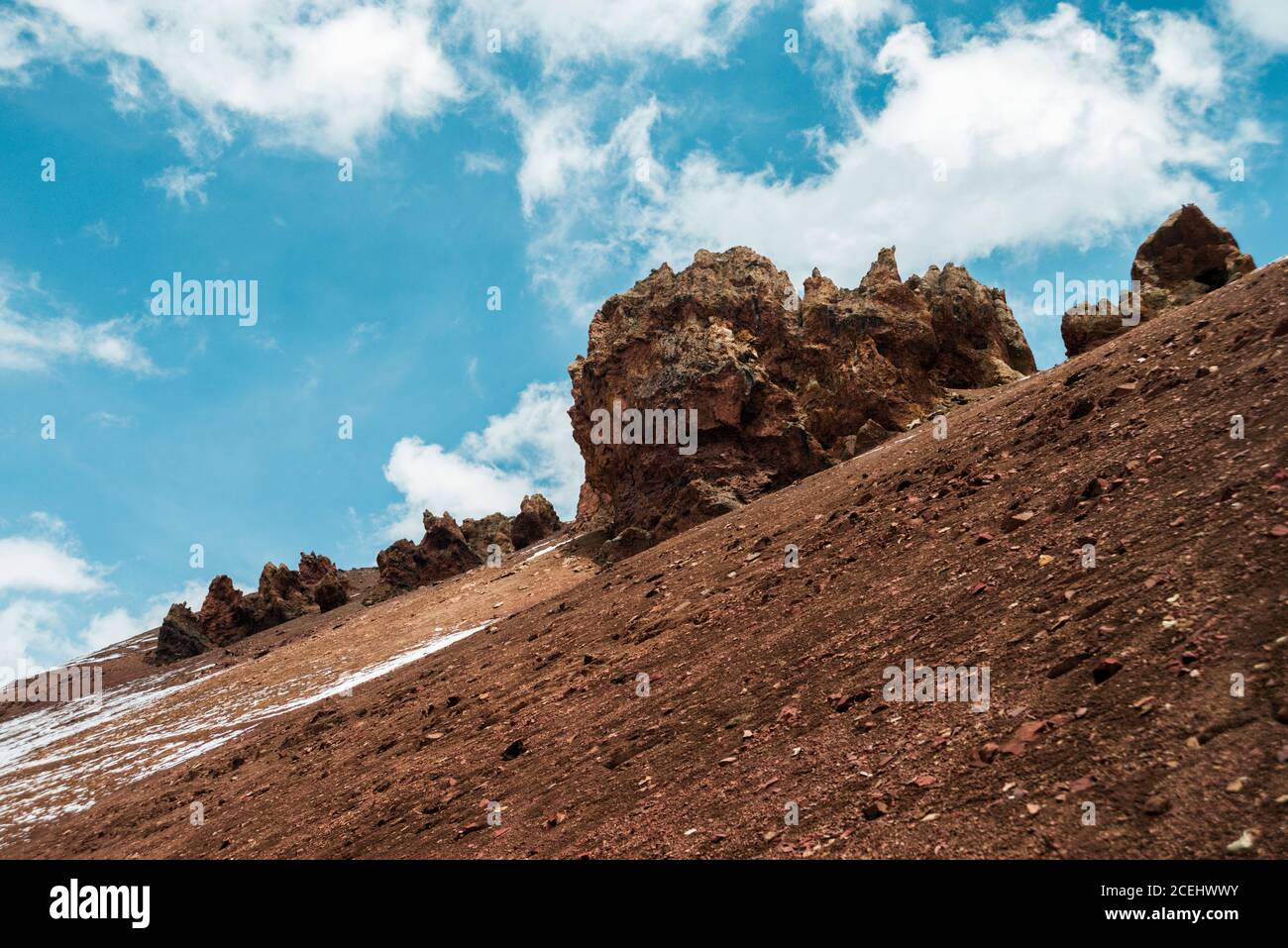 formations volcaniques rocheuses sur une pente de montagne abrupte Banque D'Images