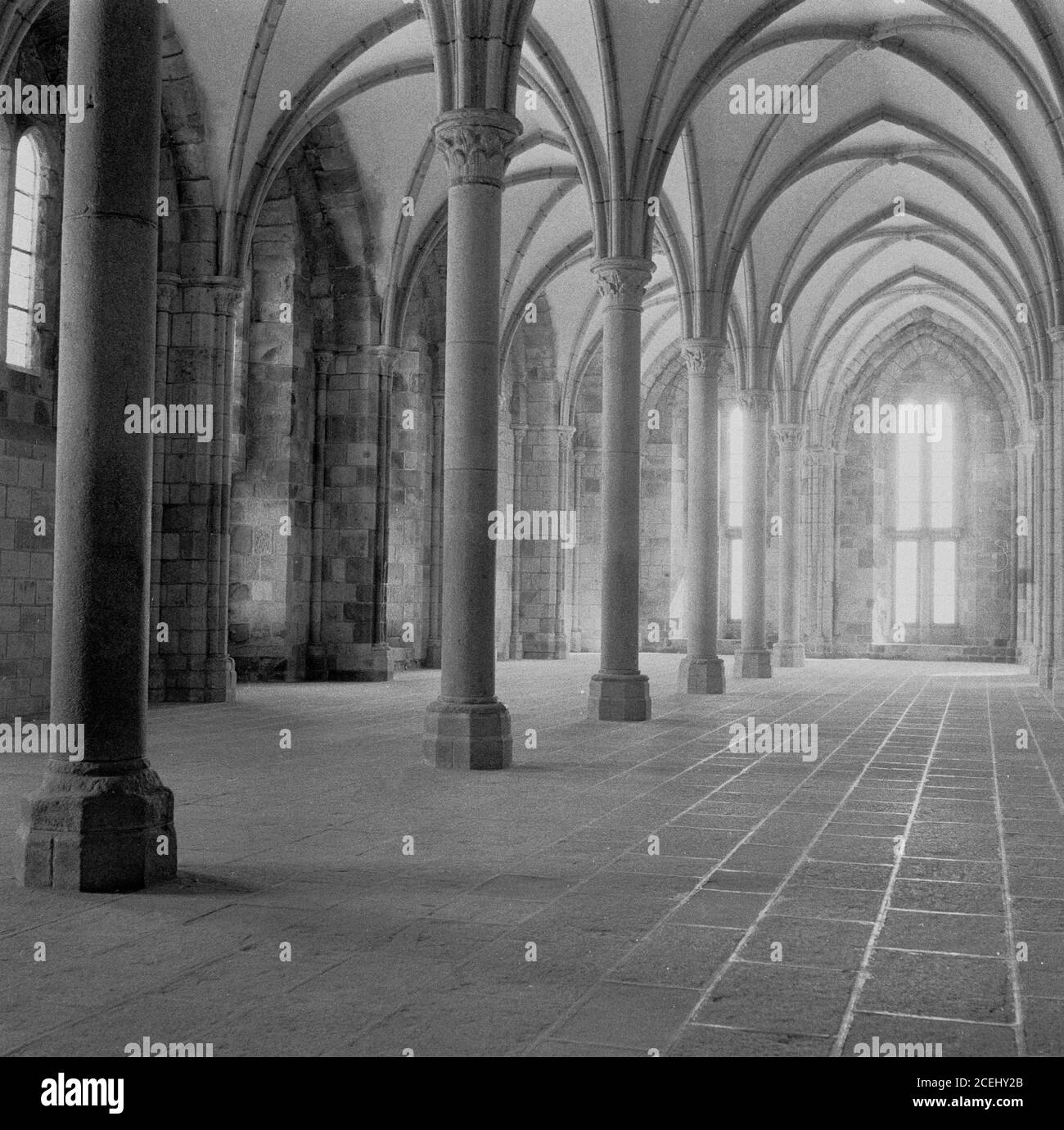 France, années 1950, vue historique de l'intérieur de l'ancienne abbaye bénédictine au Mont-Saint-Michel, Normandie, une île marécatoire et commune. L'île se trouve au large de la côte nord-ouest de la France, à l'embouchure du fleuve Couesnon. Le mont St Michael's à Cornwall, au Royaume-Uni, est semblable au Mont-Michel. Banque D'Images