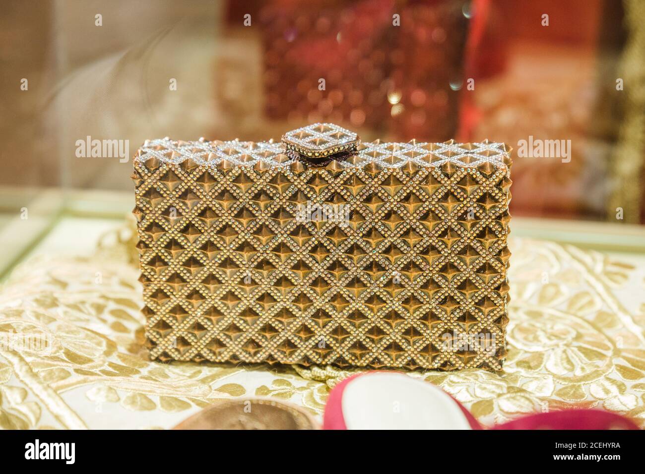 Pochette de luxe dorée à bijoux, accessoire d'artisanat marocain de mariée Banque D'Images