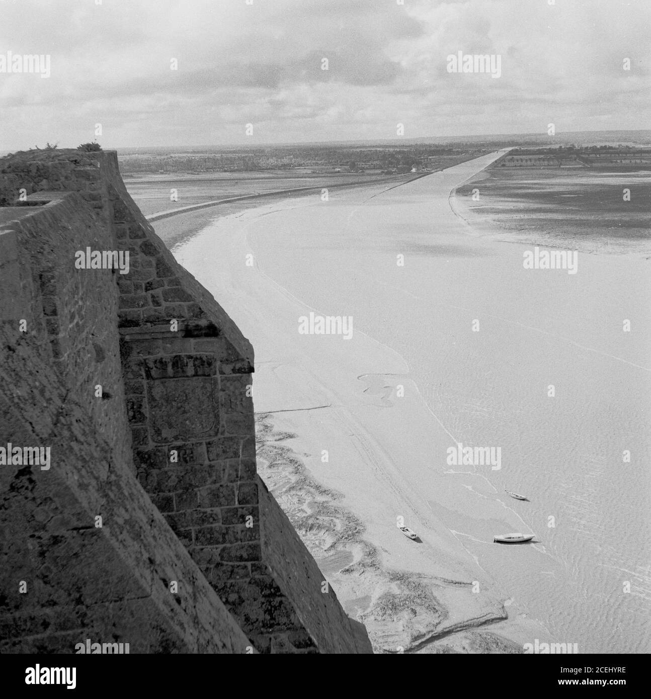 France, années 1950, vue historique du Mont-Saint-Michel, Normandie, une île marémotrice et commune montrant un coin de l'ancienne forteresse. L'île se trouve au large de la côte nord-ouest de la France, à l'embouchure du fleuve Couesnon. Le mont St Michael's à Cornwall, au Royaume-Uni, est semblable au Mont-Michel. Banque D'Images