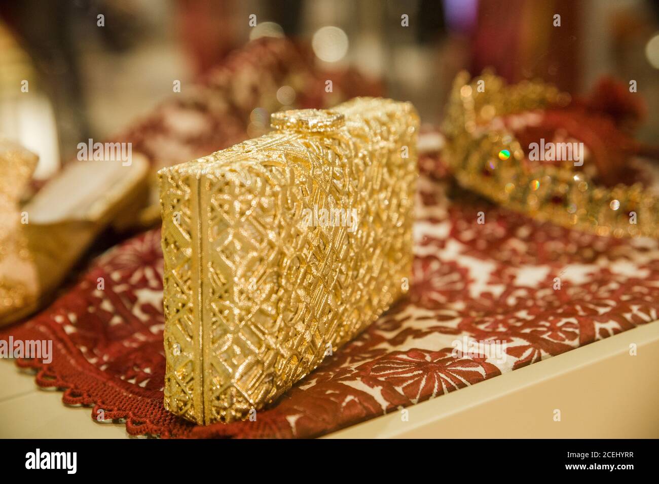 Pochette de luxe dorée à bijoux, accessoire d'artisanat marocain de mariée Banque D'Images
