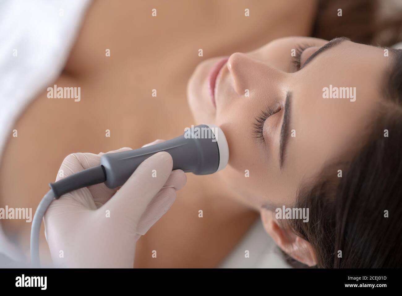 Femme couché pendant les procédures de beauté professionnelles Banque D'Images