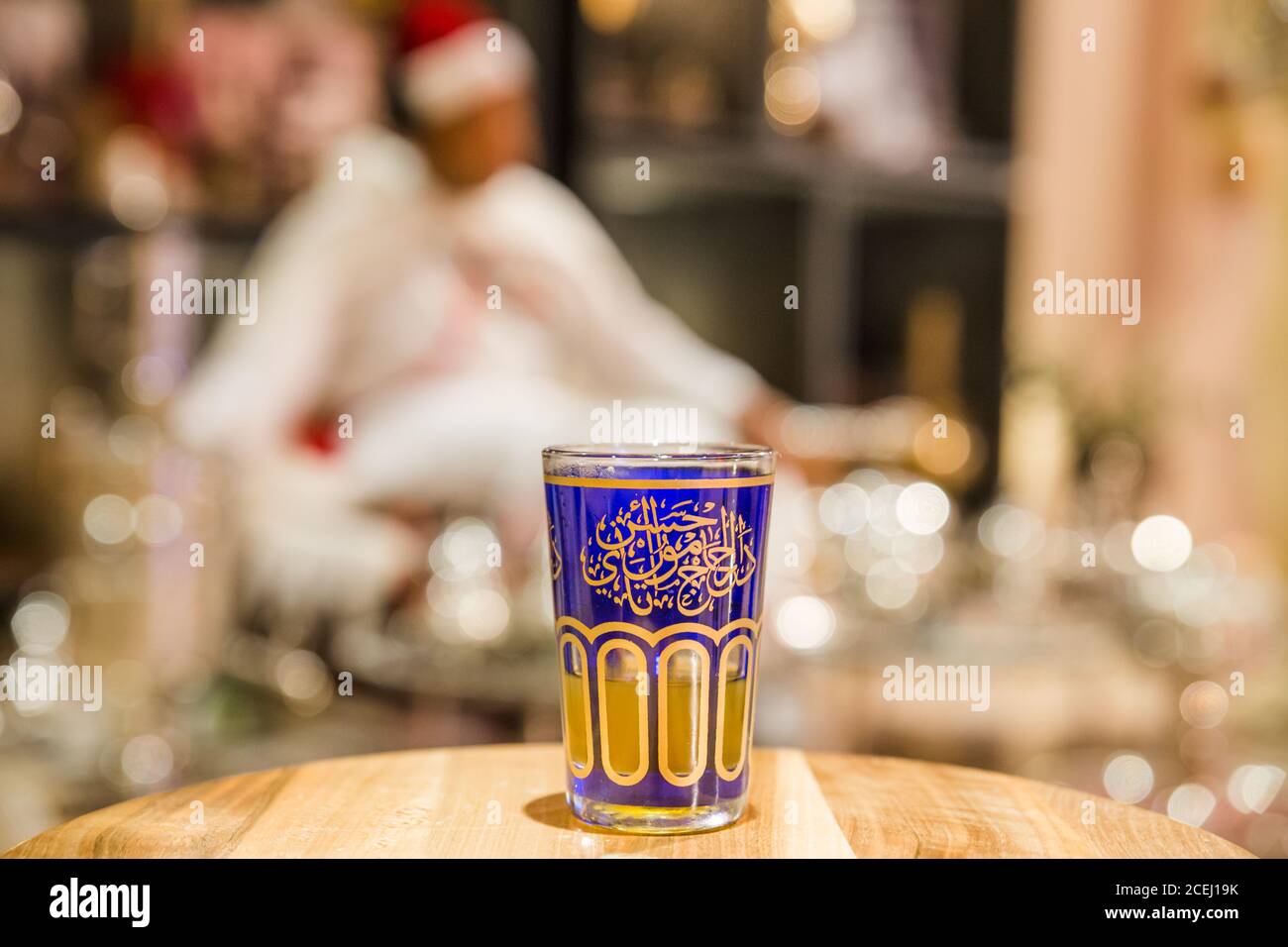 une tasse morrocan traditionnelle / verre de thé à la menthe décoré de calligraphie arabe . Maroc Banque D'Images