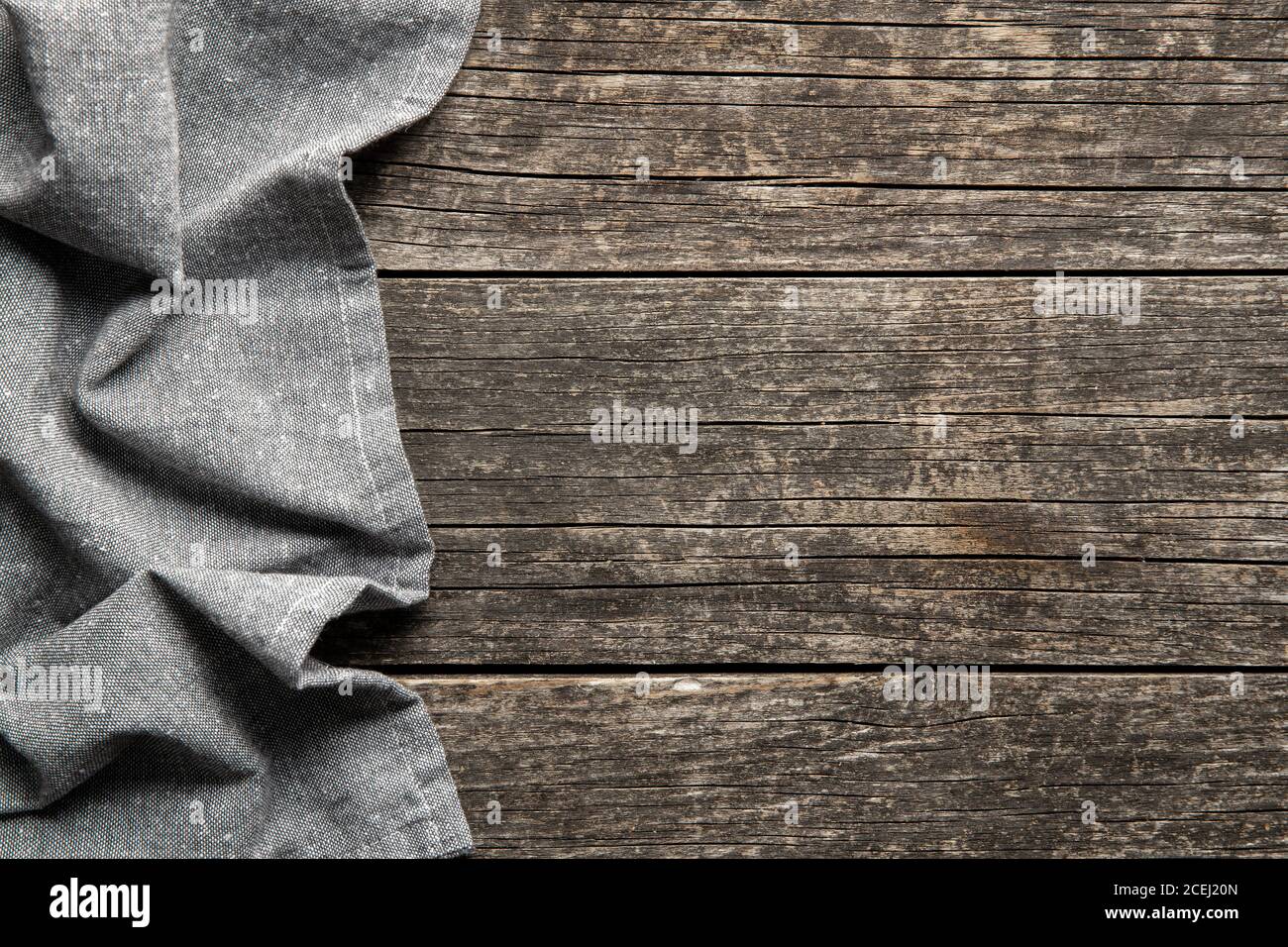 Nappe pliée sur table en bois antique. Vue de dessus. Banque D'Images