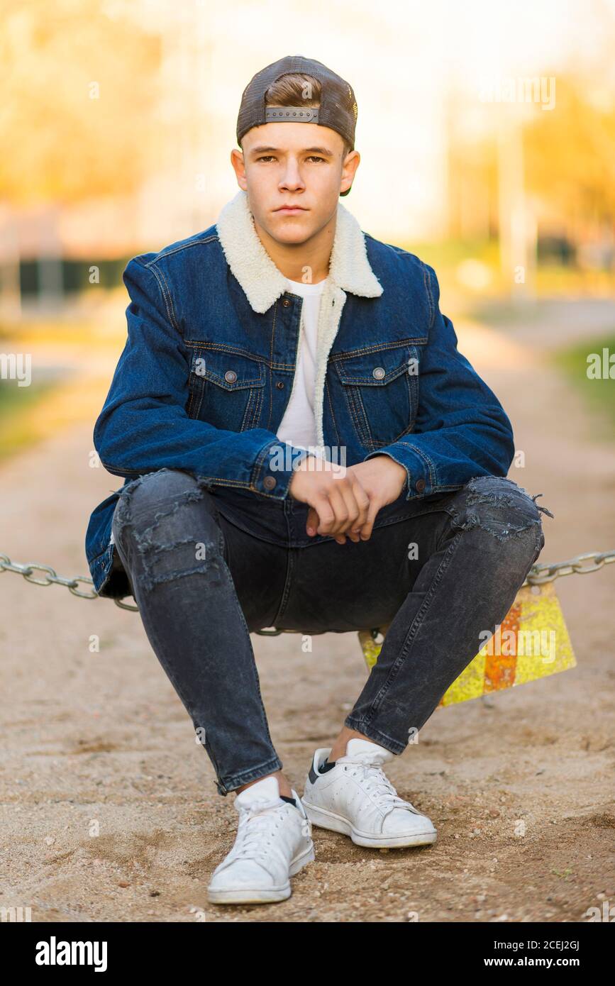 Portrait d un jeune homme a l exterieur portant une tenue decontractee Photo Stock Alamy