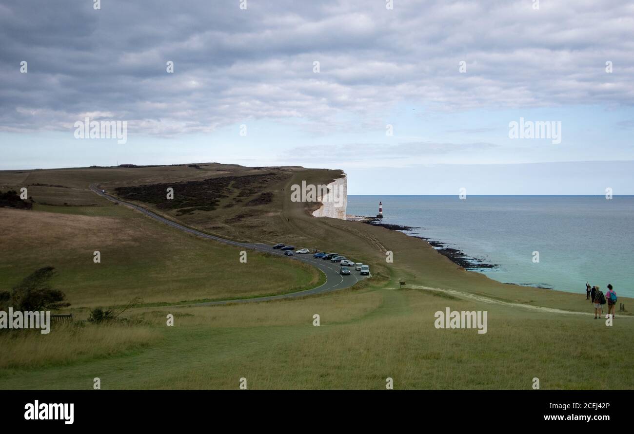 Beachy Head, Eastbourne, East Sussex, Royaume-Uni. Les visiteurs prennent des risques près du bord fragile des falaises à la beauté de la côte sud crédit: Newspics UK South/Alay Live News Banque D'Images