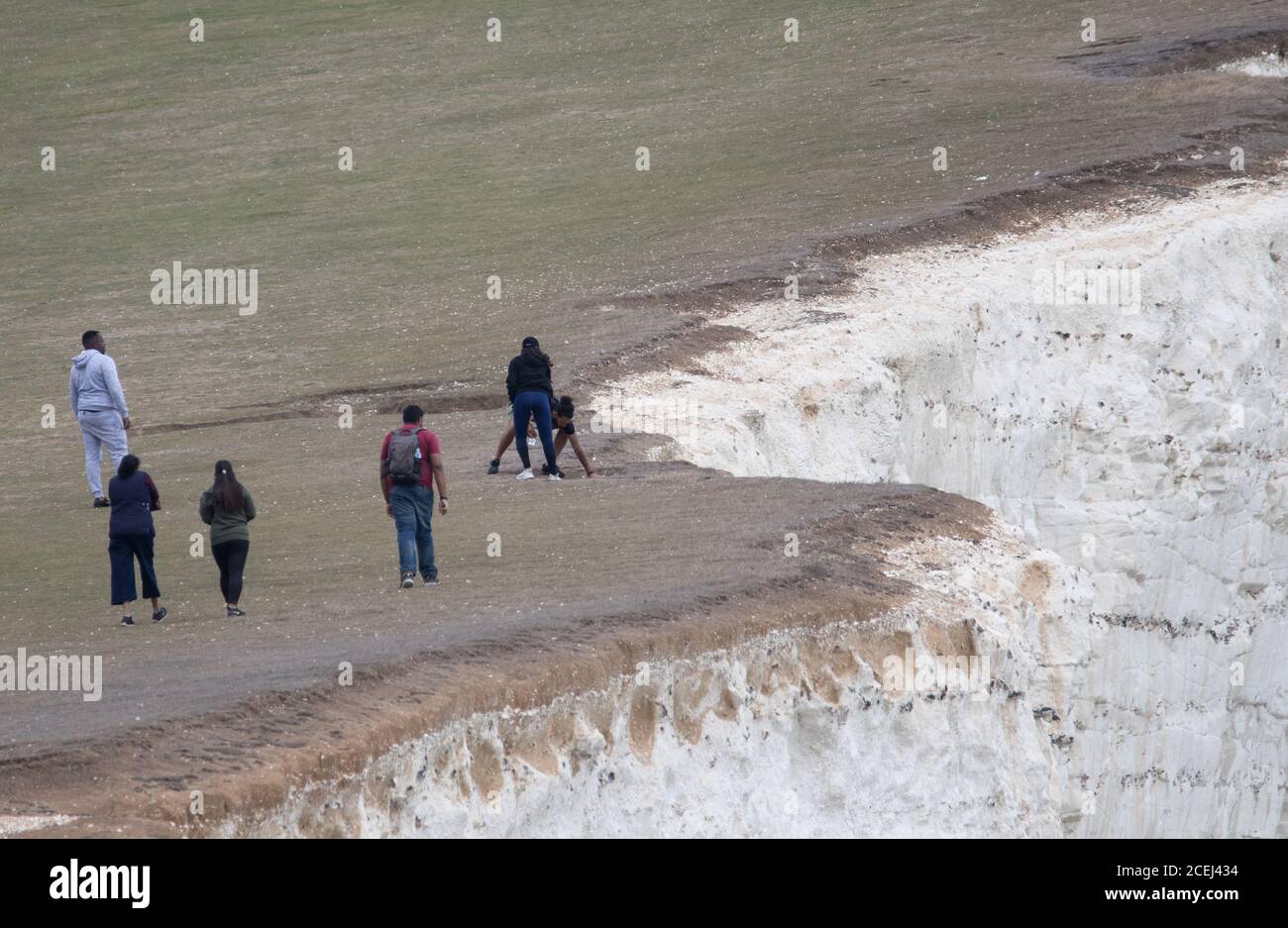 Beachy Head, Eastbourne, East Sussex, Royaume-Uni. Les visiteurs prennent des risques près du bord fragile des falaises à la beauté de la côte sud crédit: Newspics UK South/Alay Live News Banque D'Images