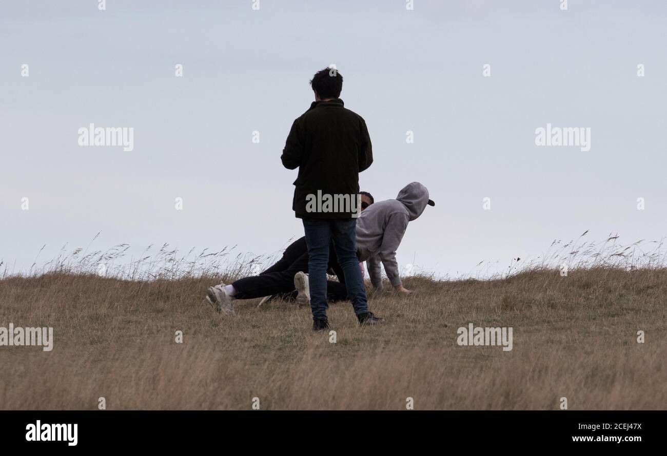 Beachy Head, Eastbourne, East Sussex, Royaume-Uni. Les visiteurs prennent des risques près du bord fragile des falaises à la beauté de la côte sud crédit: Newspics UK South/Alay Live News Banque D'Images