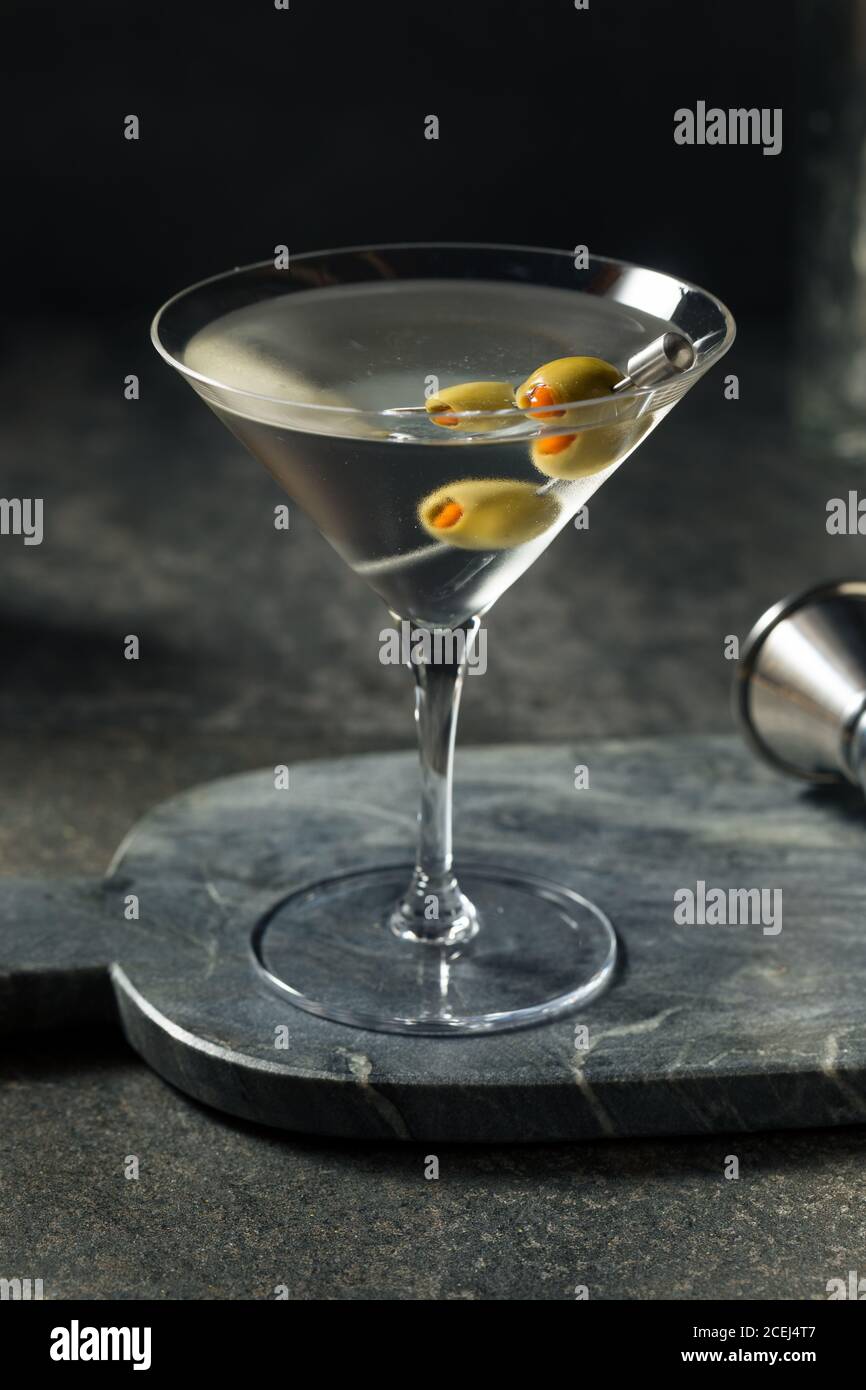 Boozy Dry Vodka Martini avec Green olives Banque D'Images