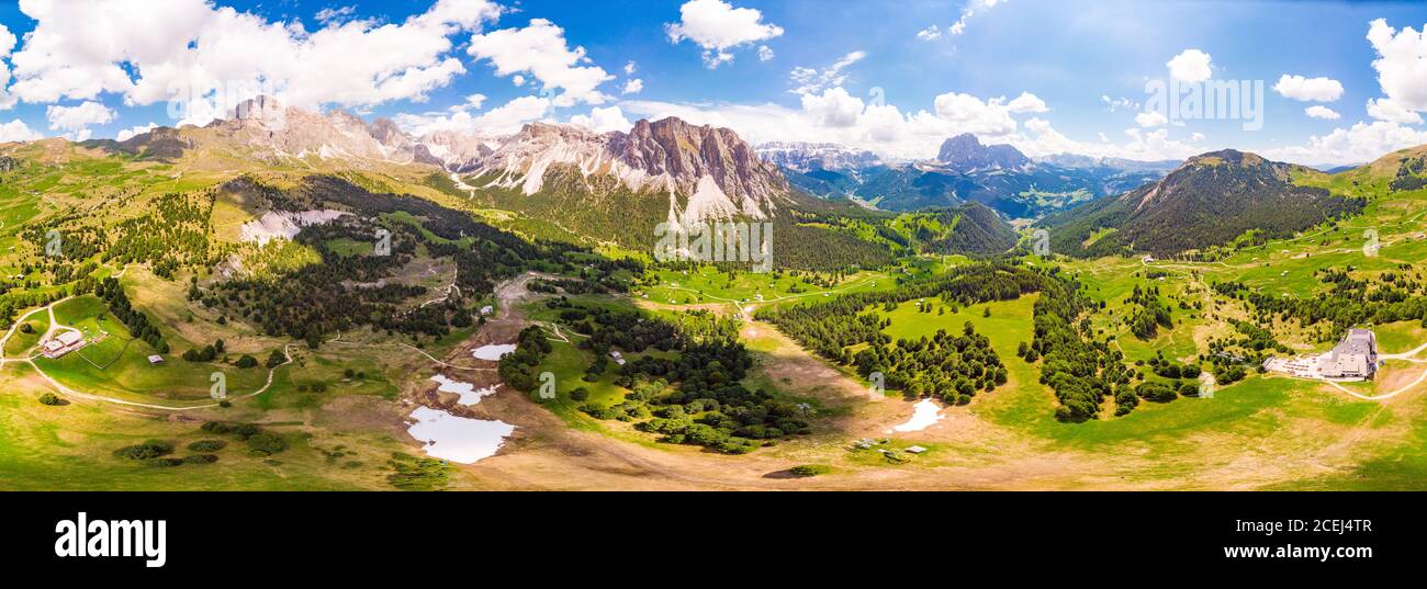 Vue aérienne du dessus de drone au plateau du Col Raiser en été ensoleillé. Paysage de montagne sauvage de Sella avec vallée verte sur la colline herbeuse village St Banque D'Images