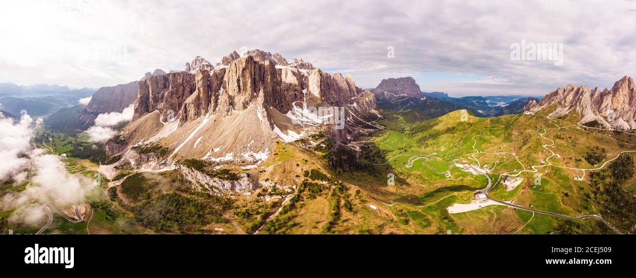 Dolomites - magnifique paysage panoramique au coucher du soleil à Gardena Pass, Passo Giau, près d'Ortisei. Vue imprenable sur l'airial sur les montagnes des Alpes Dolomiti Banque D'Images