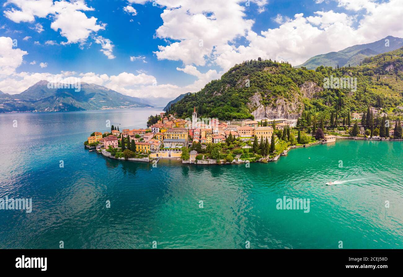 Magnifique vue panoramique aérienne du drone à Varenna - célèbre vieille ville d'Italie sur la rive du lac de Côme. Vue de dessus haute sur le paysage de l'eau avec Banque D'Images