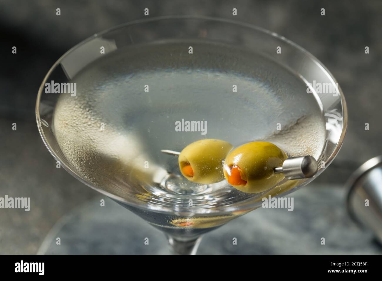 Boozy Dry Vodka Martini avec Green olives Banque D'Images