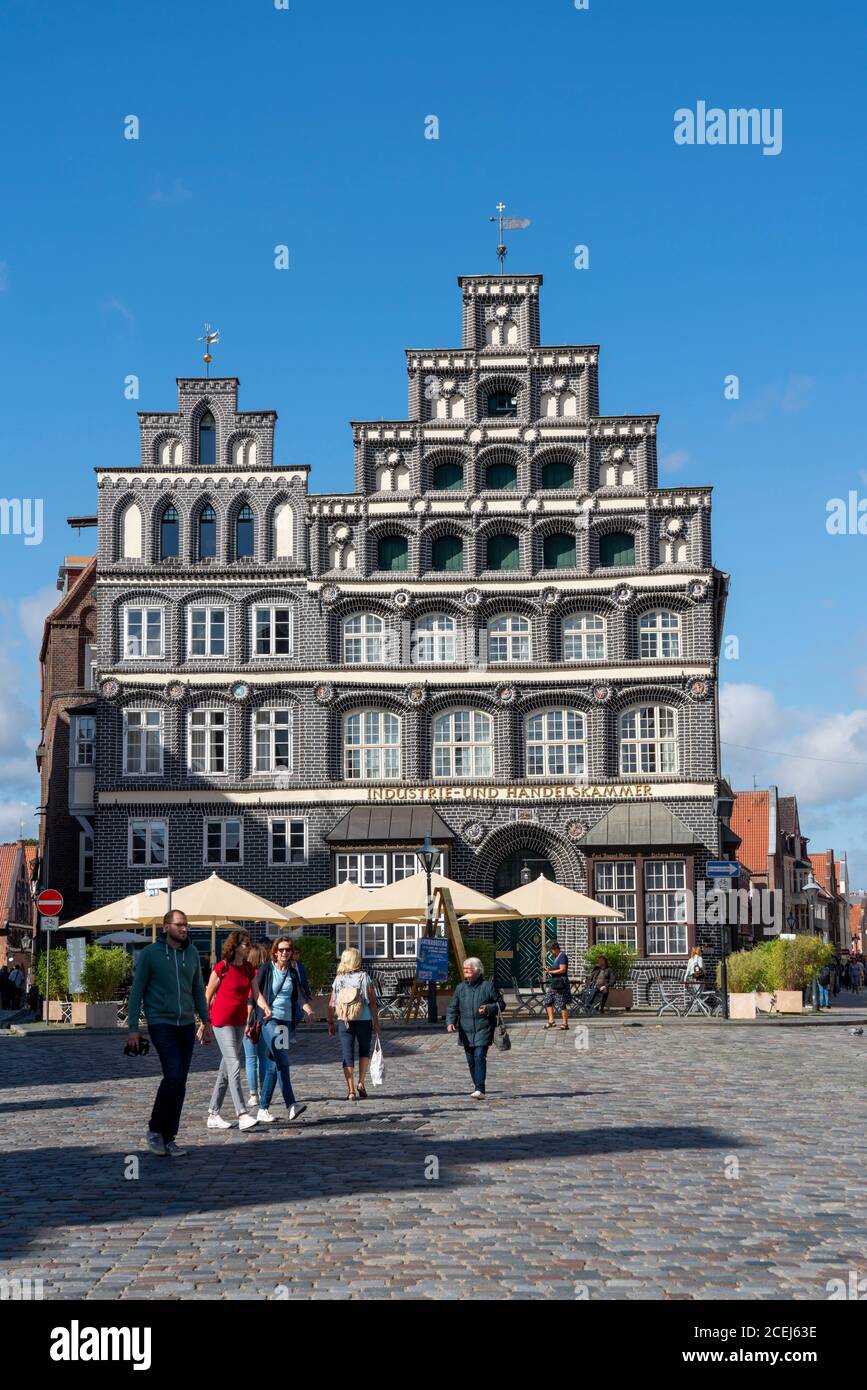 La vieille ville de Lüneburg, place centrale am Sande, avec des maisons à pignons médiévales, bâtiment de la Chambre d'Industrie et de Commerce, Basse-Saxe, Germa Banque D'Images