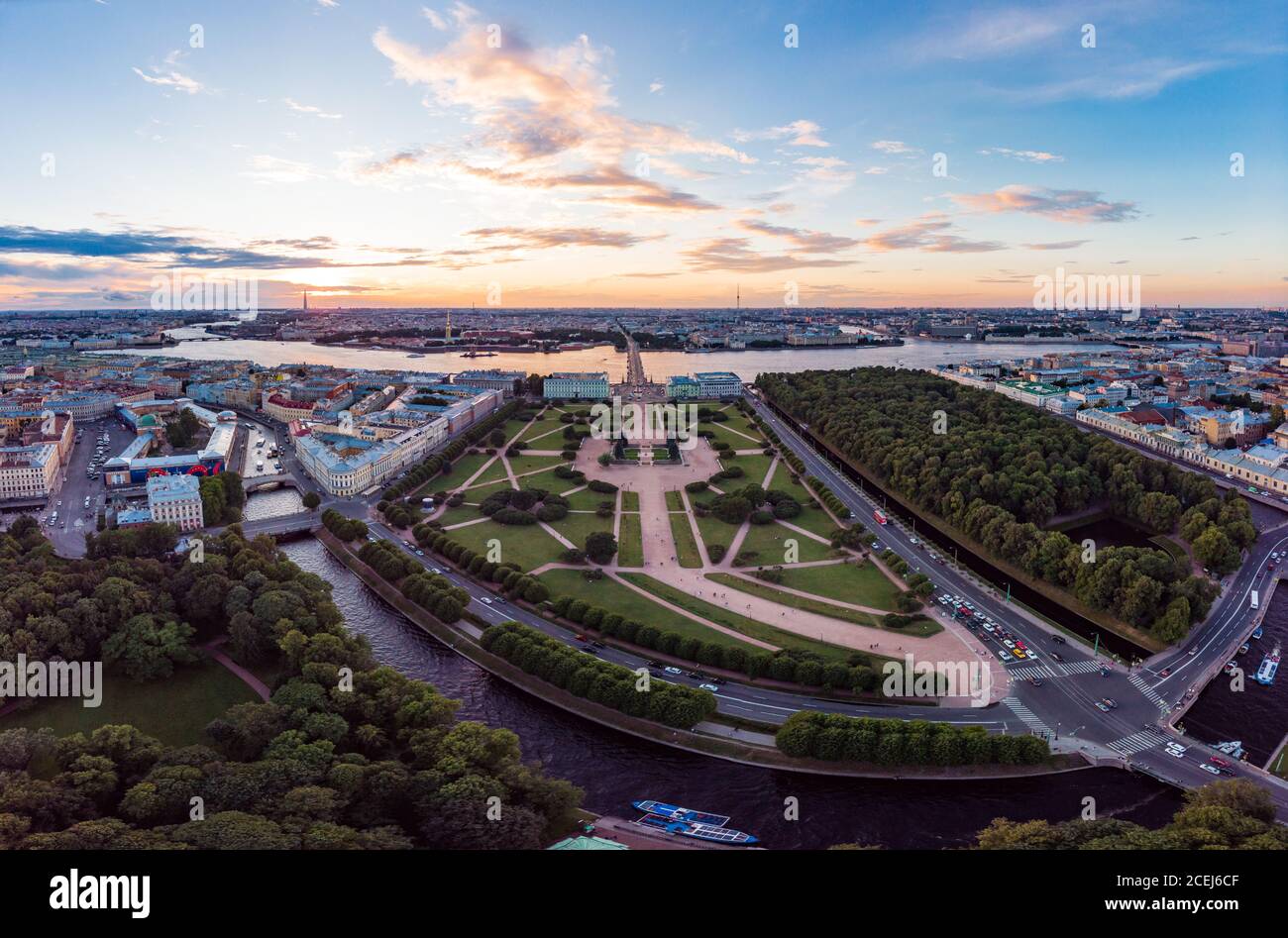 05 août 2018, SAINT-PÉTERSBOURG Russie: Belle vue de dessus du centre-ville historique de Saint-Pétersbourg et le champ de Mars, jardin d'été et la Neva Banque D'Images