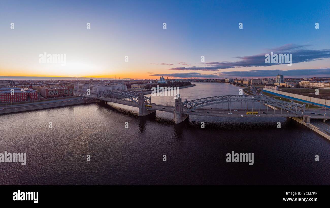 Saint-Pétersbourg, Russie. Vue panoramique aérienne de drone à Peter le Grand pont de nuits blanches. Pont Bolsheokhtinsky à travers la rivière Neva avec Banque D'Images