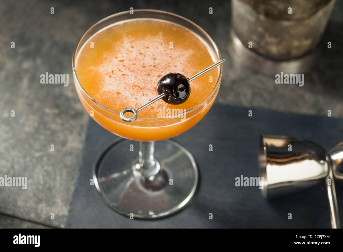 Cocktail de sang et de sable avec une garniture de cerise Banque D'Images