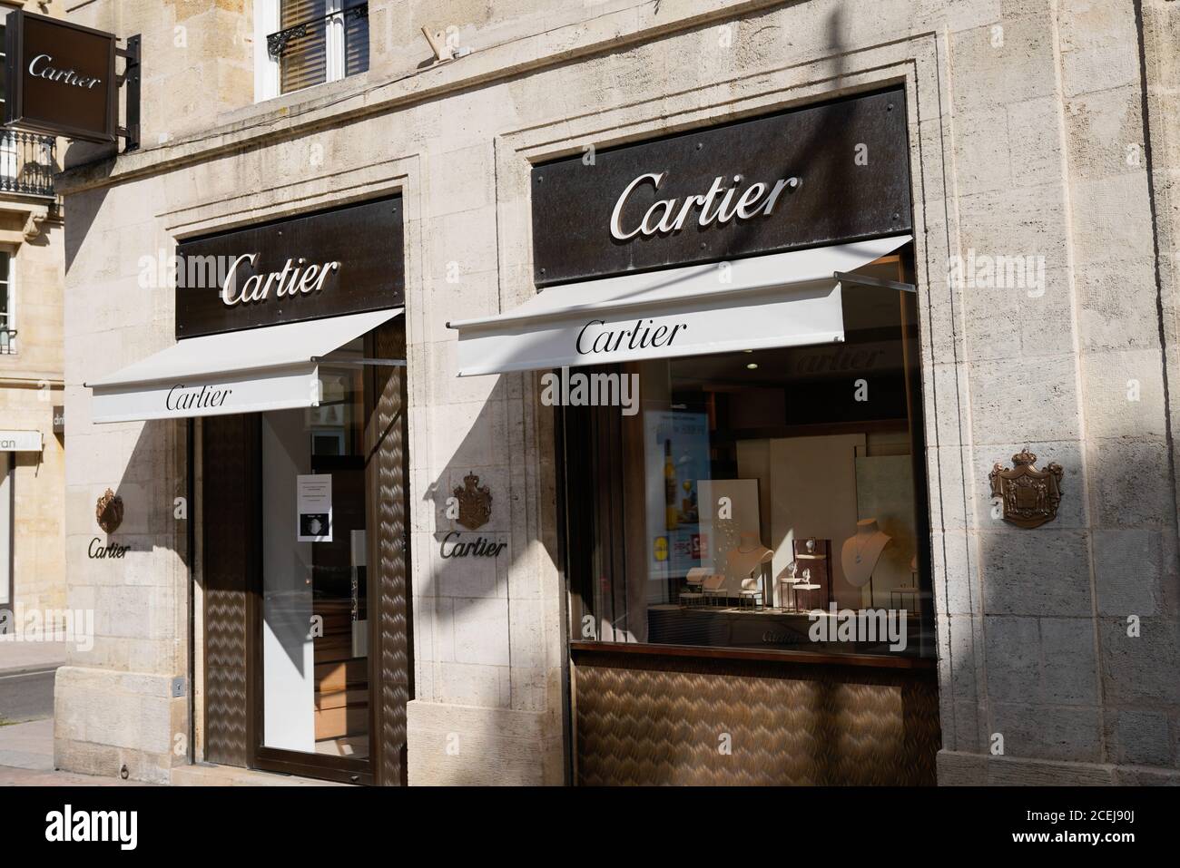 Bordeaux , Aquitaine / France - 08 25 2020 : Cartier texte signe et logo  avant de boutique de bijoux de luxe Photo Stock - Alamy