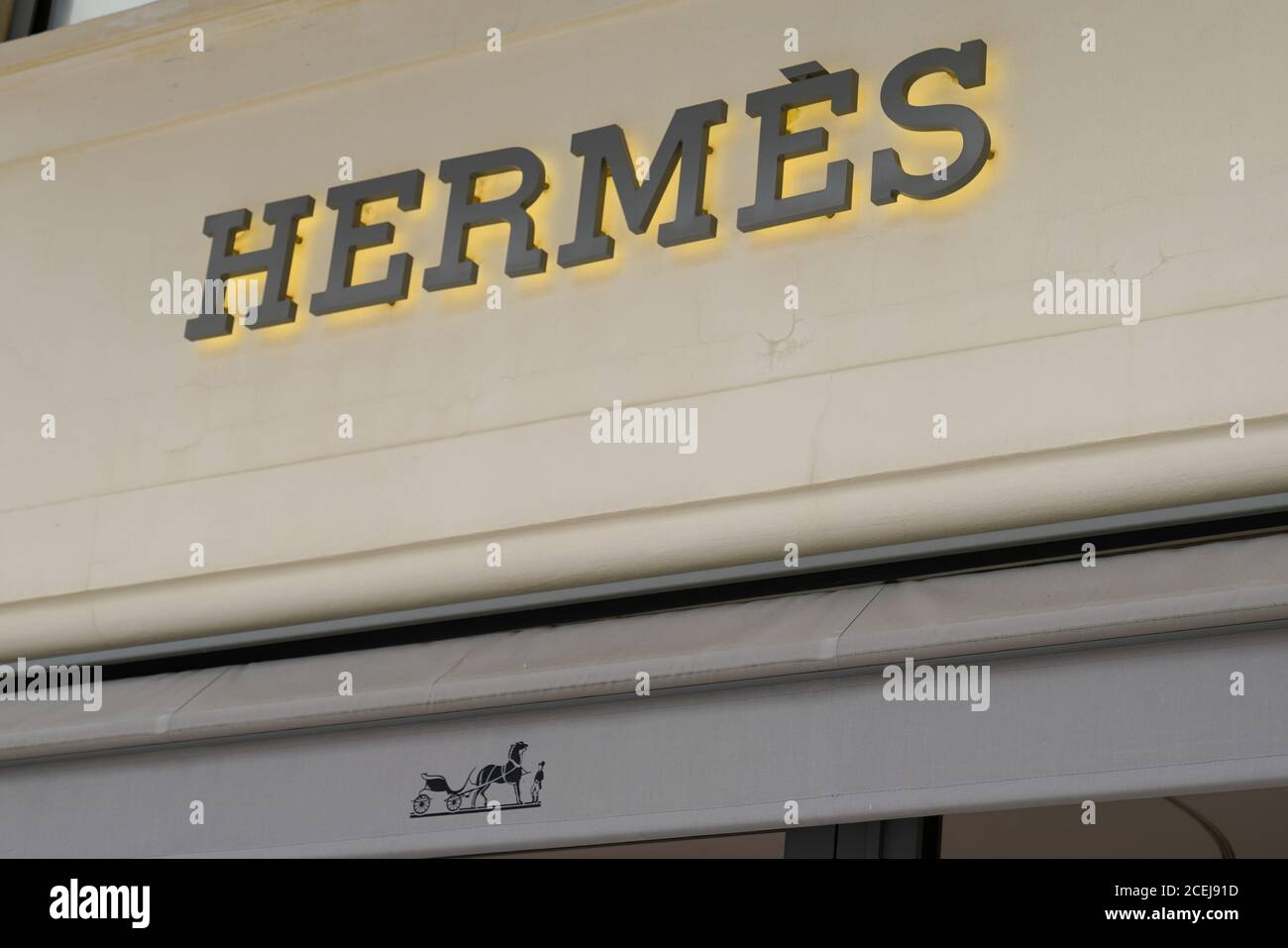 Bordeaux , Aquitaine / France - 08 25 2020 : logo Hermès et texte signe du  magasin de luxe de haute couture Hermès spécialisé dans le cuir Photo Stock  - Alamy