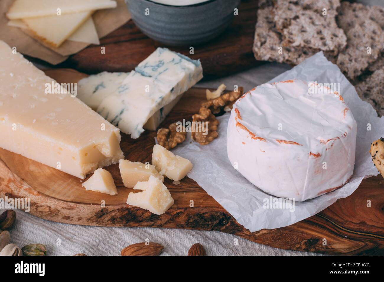 Plateau à fromage avec noix, raisins et pain Banque D'Images