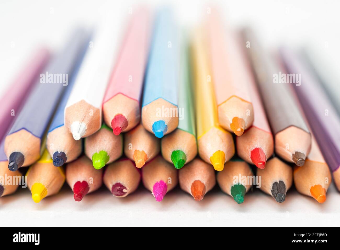 Vue avant des crayons de couleur empilés. Gros plan. Banque D'Images