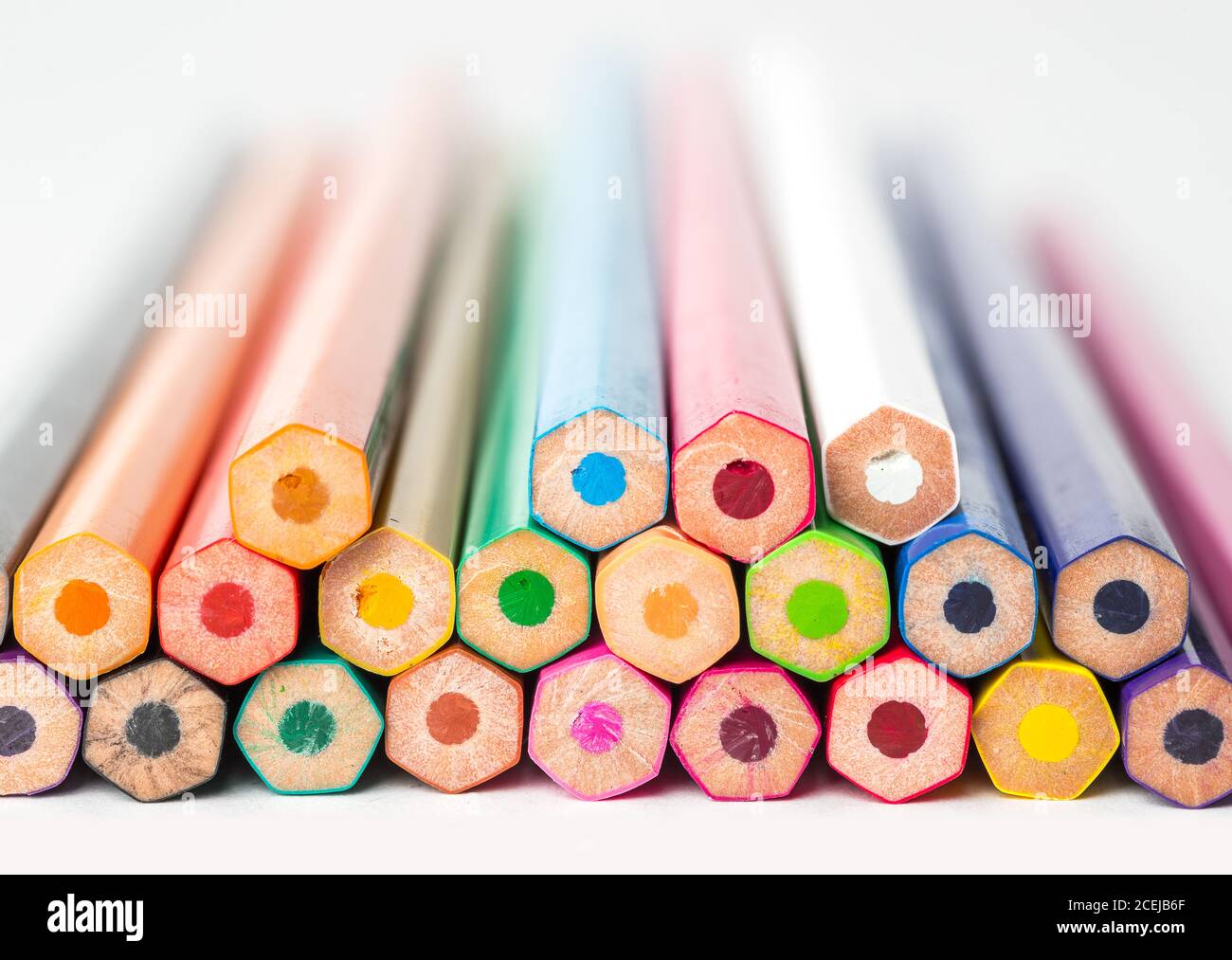 Vue arrière des crayons de couleur empilés.gros plan. Banque D'Images