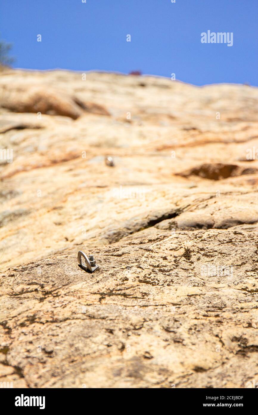 Vue rapprochée de l'ancrage en acier sur un mur de roche. Équipement extérieur. Rail de montée à partir des vis de fixation. Boulonner martelé dans la falaise utilisée pour l'assurance Banque D'Images