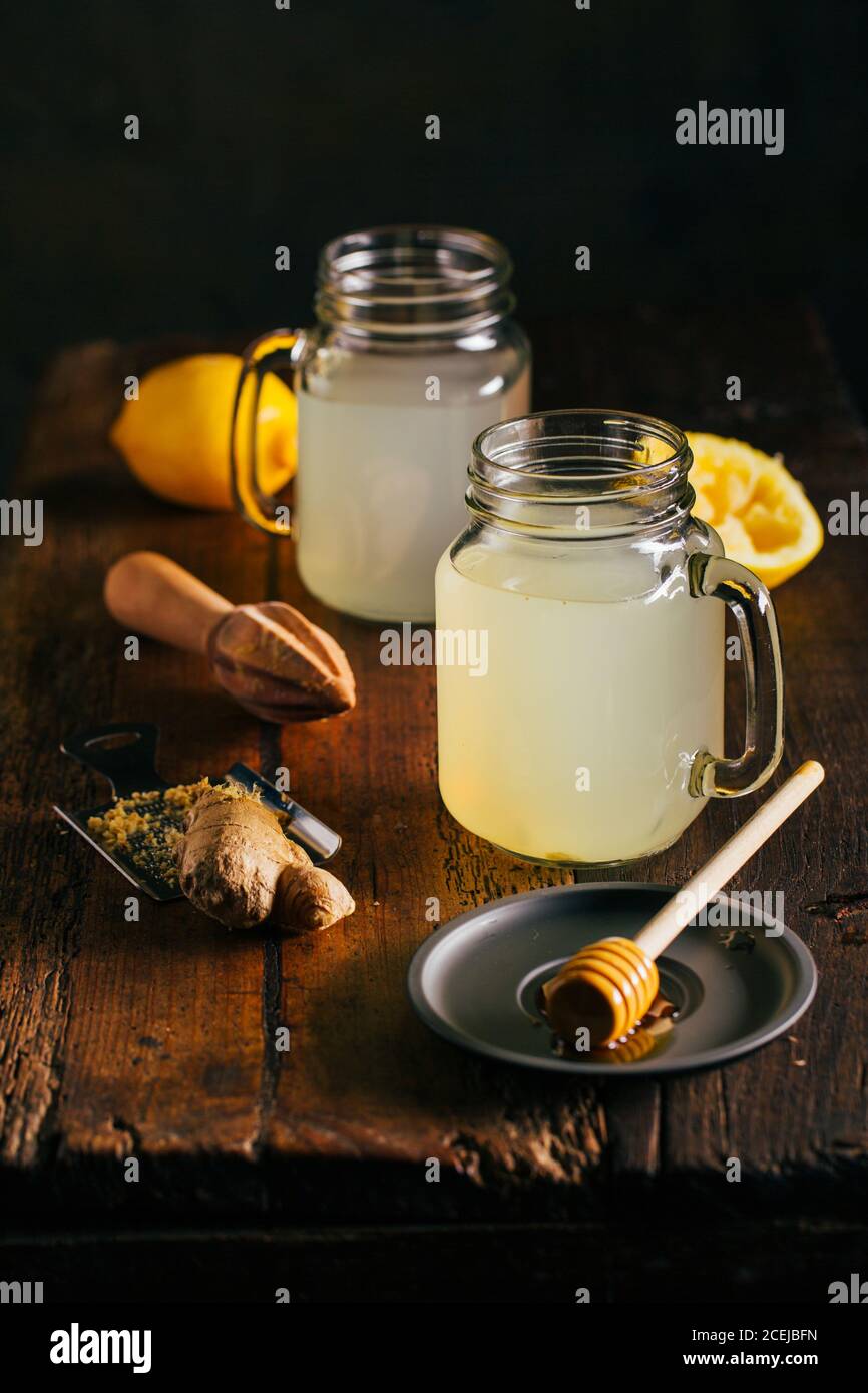 Préparation du commutateur avec du jus de citron, du gingembre et du miel Banque D'Images