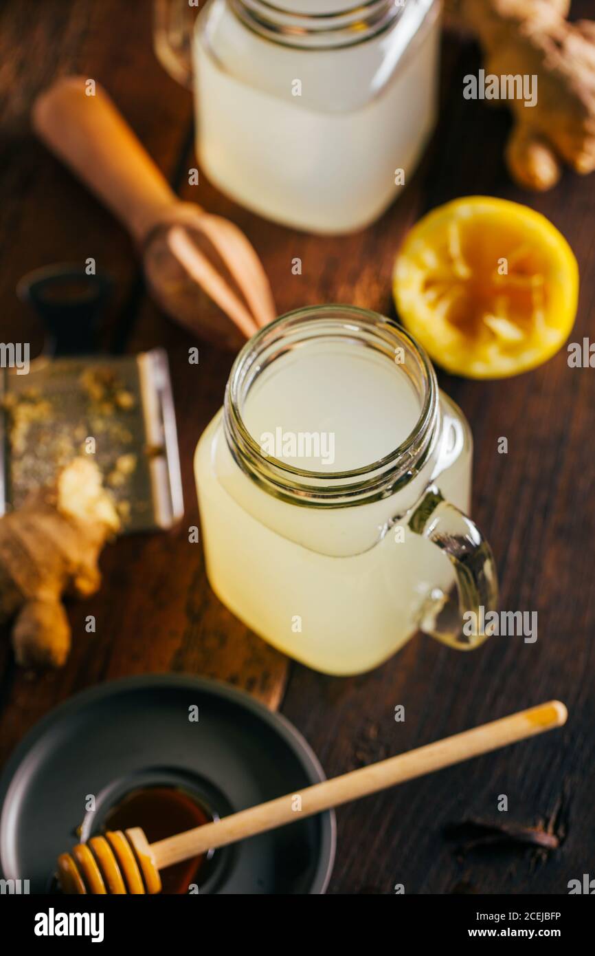 Préparation du commutateur avec du jus de citron, du gingembre et du miel Banque D'Images
