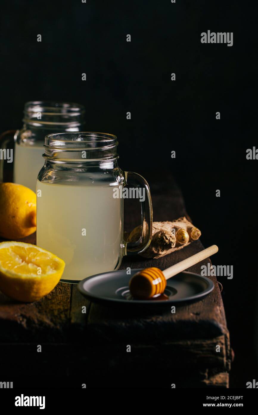 Préparation du commutateur avec du jus de citron, du gingembre et du miel Banque D'Images
