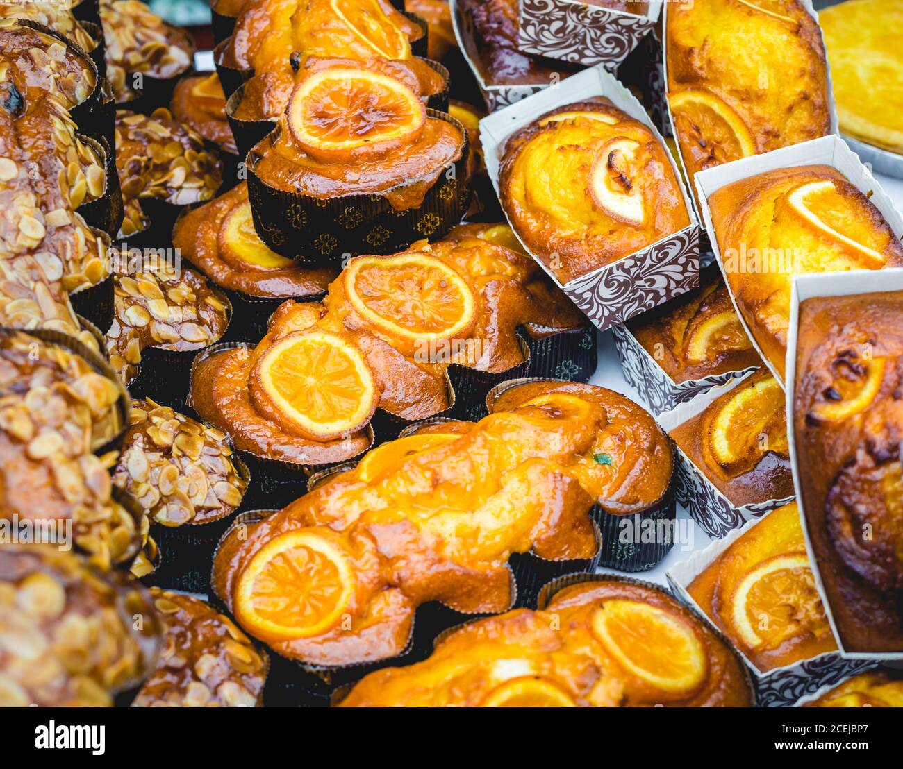 De sucreries traditionnelles du Moyen-Orient et de pâtisseries sous forme Banque D'Images