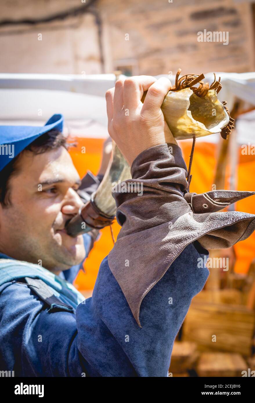 MARCHÉ MÉDIÉVAL - PUEBLA DE SANABRIA - ZAMORA - ESPAGNE - AGOUST 13, 2017: Musicien adulte en costume historique debout et jouant du gros tambour sur le funfair Banque D'Images